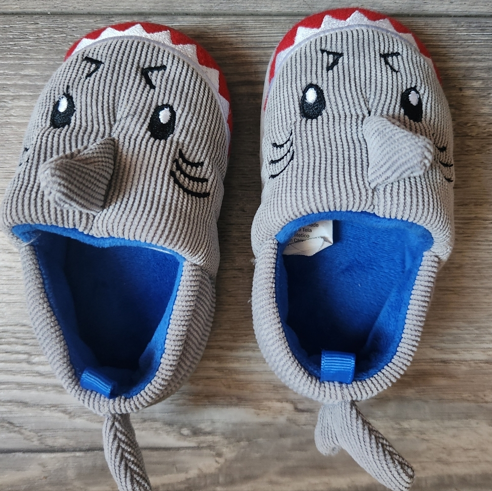 Shark Slippers For Toodlers - Picture 4 of 5